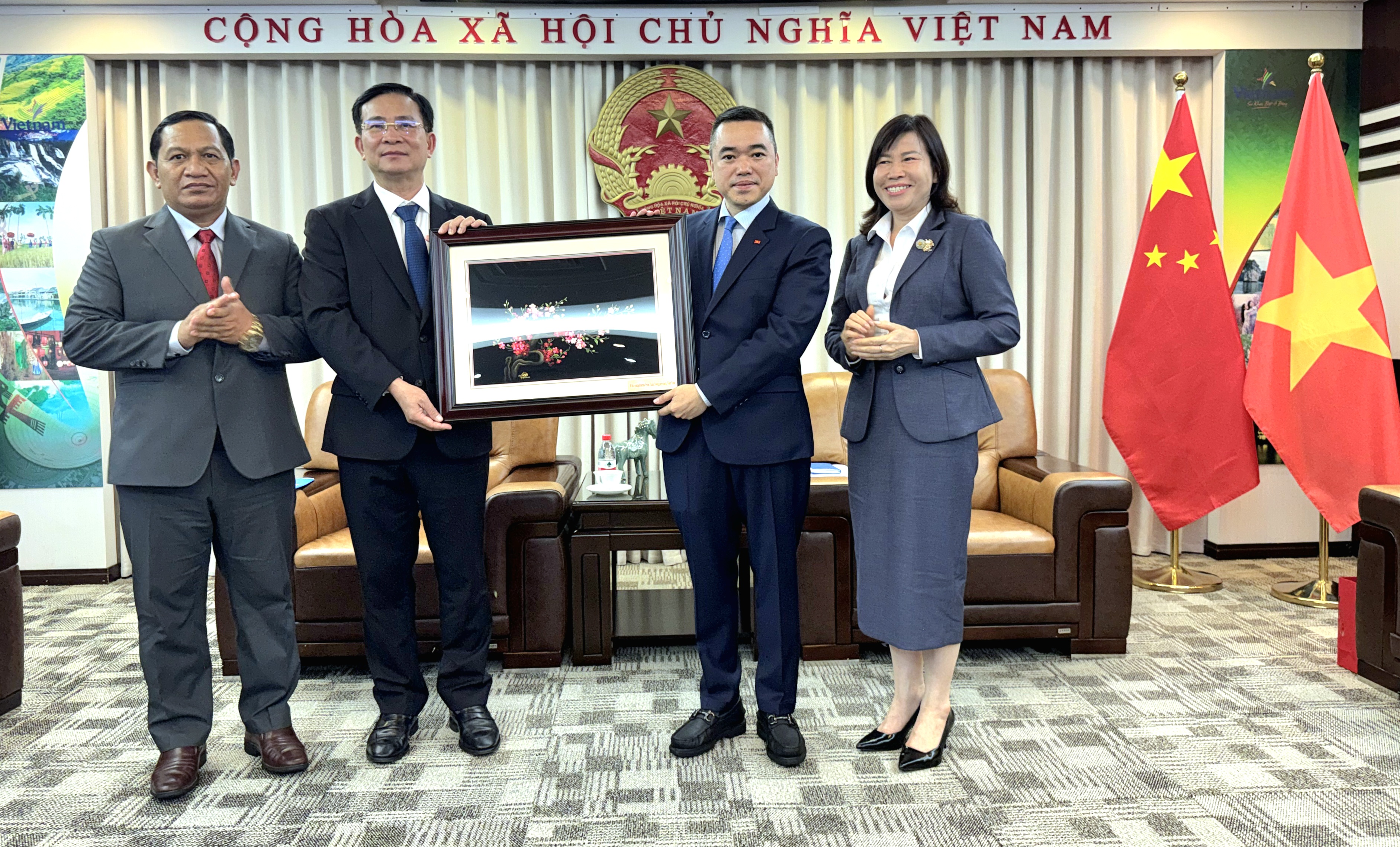 Tổng Lãnh sự quán Việt Nam tại Thượng Hải làm việc với Đoàn công tác tỉnh Lâm Đồng