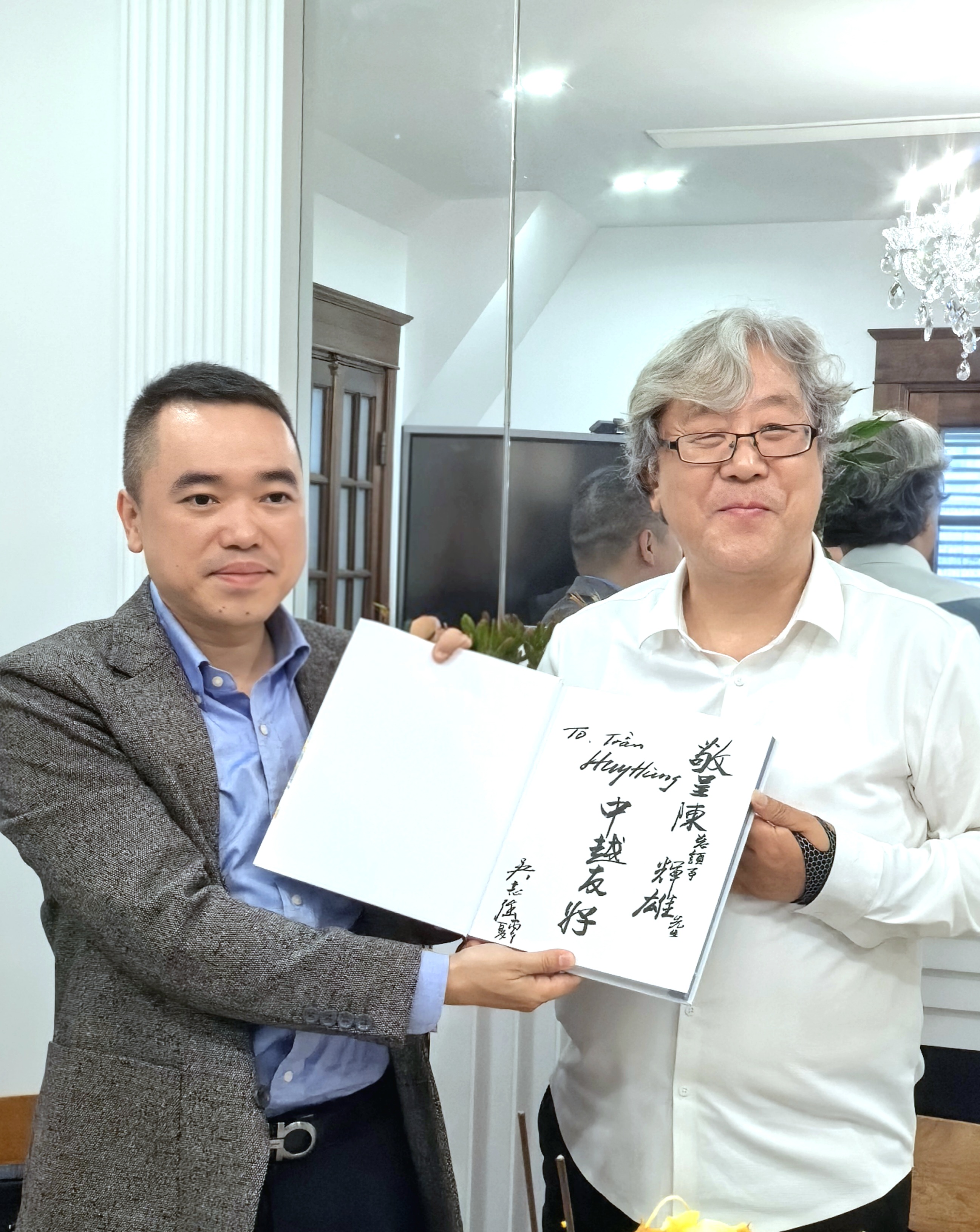 Giáo sư Ngô Chí Cường tặng sách cho Tổng Lãnh sự Trần Huy Hùng